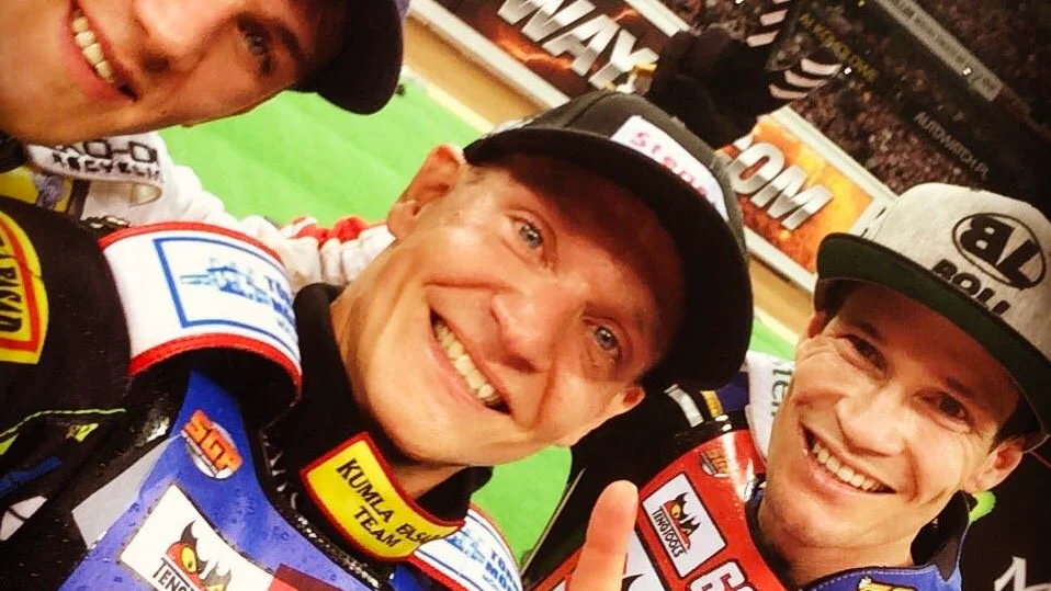Nummer ett i världen. Efter lördagskvällens GP-seger i Warszawa utökar Fredrik Lindgren sin VM-ledning. Dackesuccén fulländades i och med att Macij Janowski kom tvåa. Trea blev Jason Doyle.