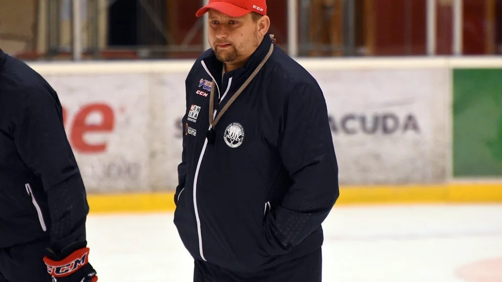 Västerviks IK:s tränare Mattias Karlin känner ingen oro efter två raka förluster. I kväll väntar Smålandsderby hemma mot Tingsryd.
Foto: Ossian Mathiasson