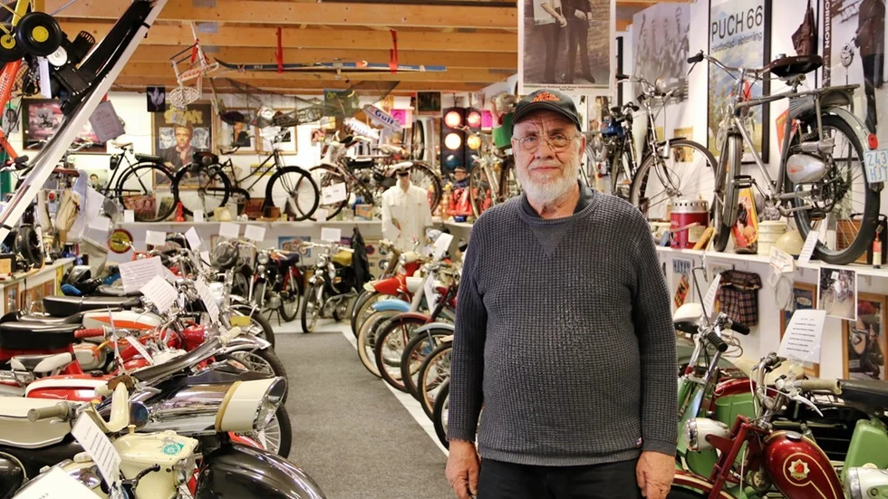 Bo Ellergren visar det unika mopedmuseet i Hjorted som i år firar 10 år. Foto: Liselotte S Johansson