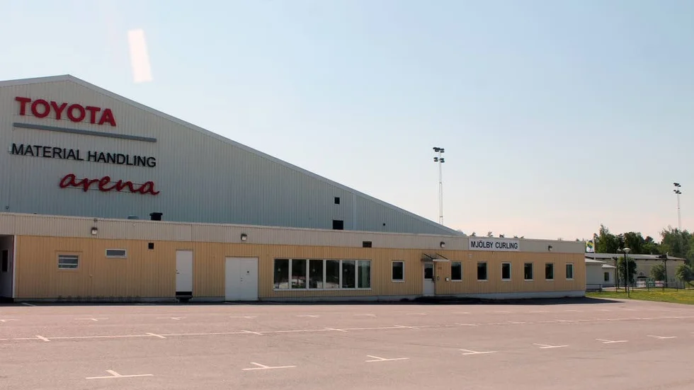 Toyota material handling har minskat sin sponsring till både Mjölby HC, som snart byter ishallsnamn, och Mjölby AI. Bredd går före elit för Toyota.