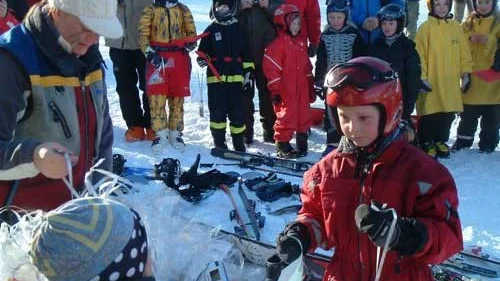 Isa Burman får diplom för sitt deltagande på skidskolan i Tolvmannabacken. Foto: Lars-Göran Bexell