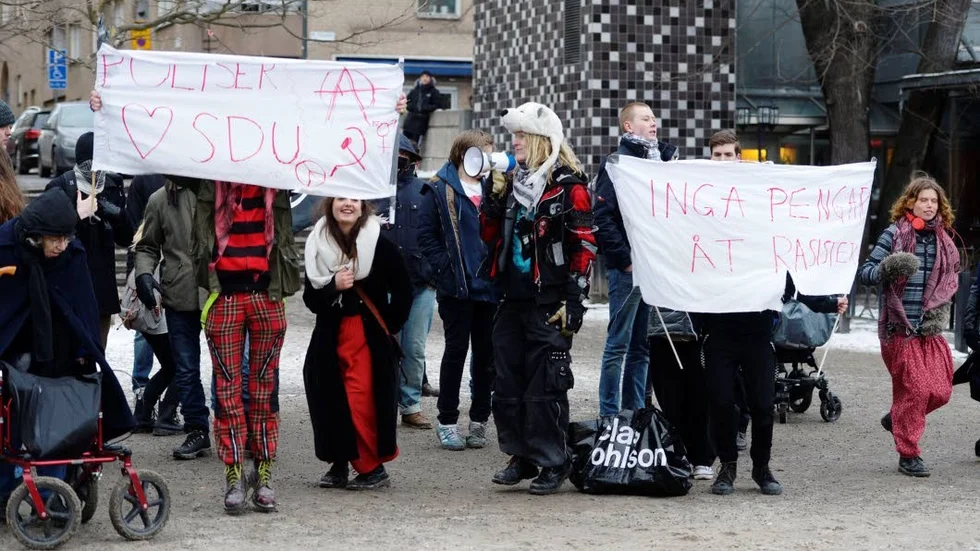 Bidrag eller inte.
Att ge statliga bidrag till högerextrema, rasistiska organisationer vållar protester.