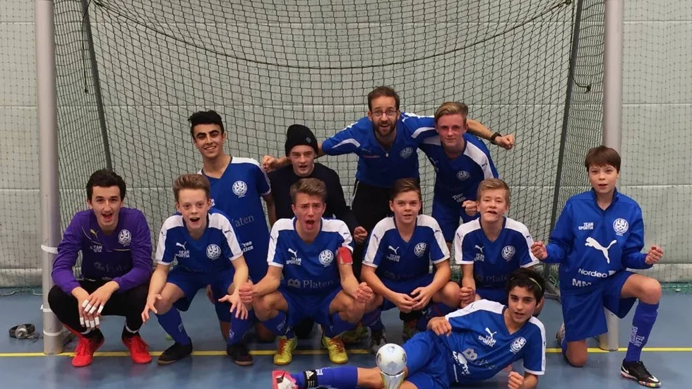 SEGER. LSW:s 14-åringar jublar efter seger i Atlas Cup i Finspång. Derby från Linköping besegrades i finalen. Från höger övre: Markus Markos, Linus Sjöholm, Andreas Sjöholm, William Bergman. Höger nedre: Valentin Bociluk, Noel Gullberg, Felix Orest, Gustav Lantz, 
Hampus Öberg, Melker Malmberg. Liggande: Issa Yaqubi.