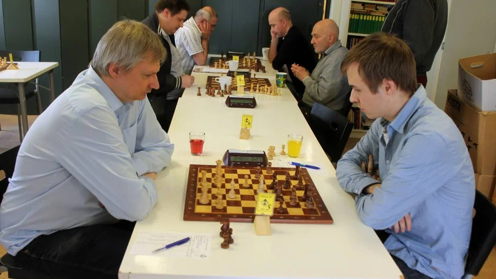 BORD FEM. Norrköpings Roger Larsson möter Motalas Mikael Petré i division 2-matchen i Gamla stan mellan MSS och Schack 08. Partiet slutade med remi.