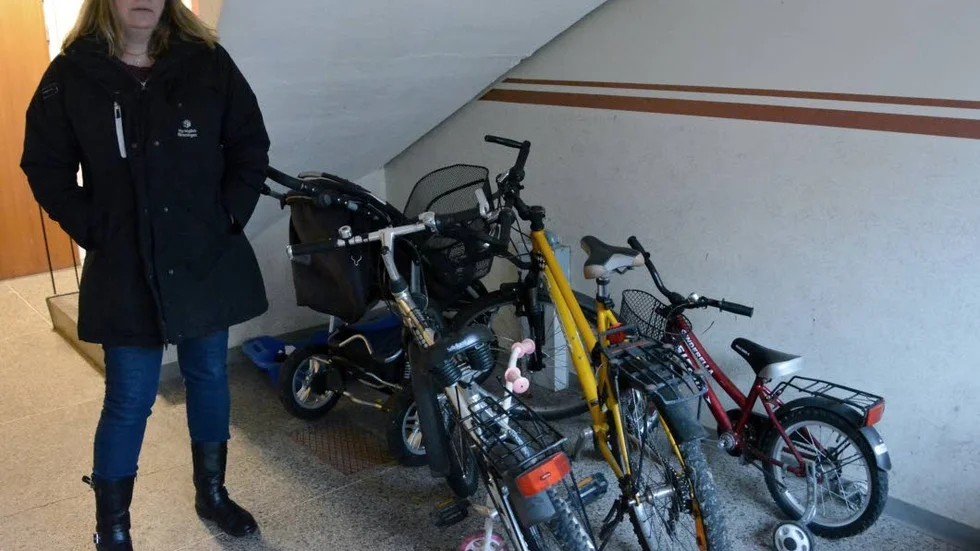 Klagomål. Cyklar och andra saker som står innanför lägenhetsportar, är en av de största posterna när det gäller klagomål, berättar Irene Johansson på Hyresgästföreningen i Västervik. "Barnvagnar har jag förståelse för, och även permobiler. Men cyklar ska inte stå i dörrarna," säger hon.