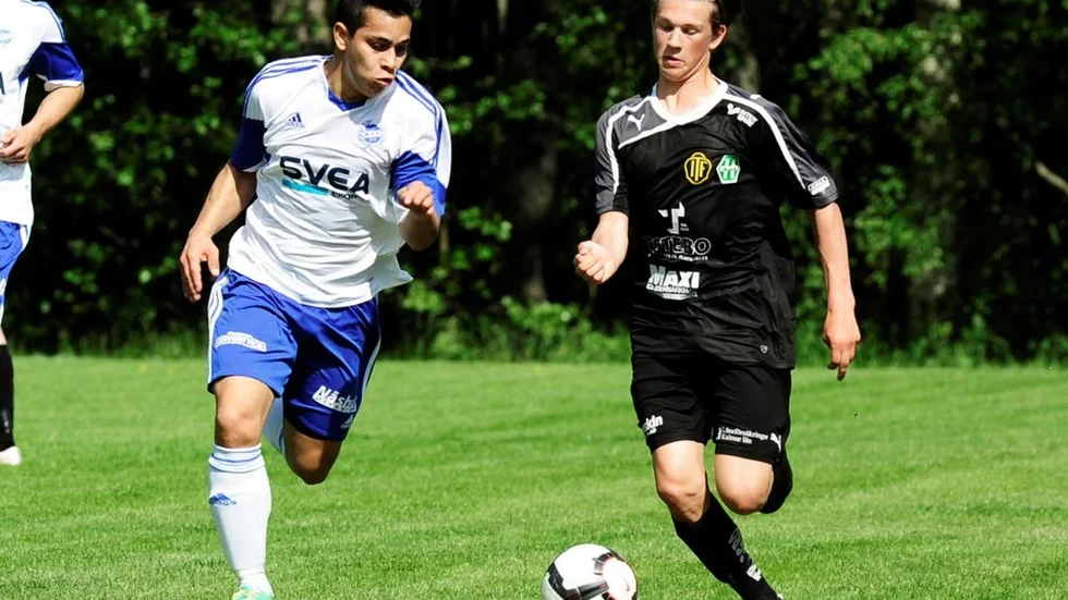 Backen Daniel Öhlund (höger) har tidigare spelat i bland annat Hjorted/Totebo.