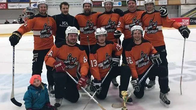 VINNARE. Waif vann Motalakorpens rinkbandy 2016/2017. Från vänster: Fredrik Axell, Niclas Forslund, Sebastian Johansson,  Johan Gustavsson , Johan Petersson, Andreas Lönn. 
Nedre: Cindy Stadig Axell, Marcus Lindholm, Johan Svensson, Patrik Ödmark.