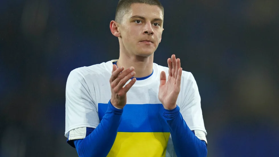 Vitalij Mykolenko fick äran att bära kaptensbindeln för Everton i FA-cupen.
