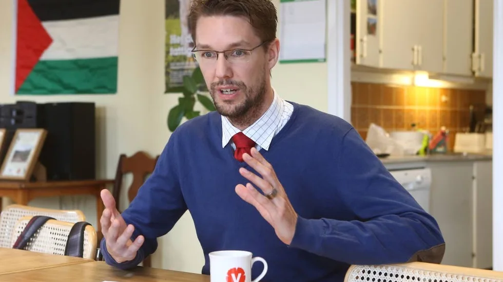 Bankbyte. Vänsterpartiets Emil Broberg vill att Region Östergötland byter bank då Nordea inte tar sitt samhällsansvar.