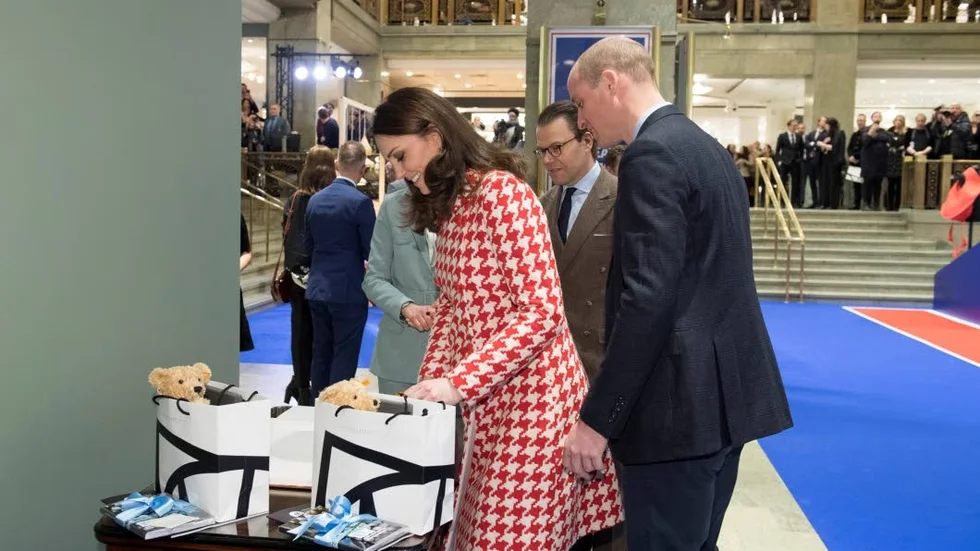 Musikalisk gåva. På varuhuset NK fick brittiska kronprinsparet med sig goodiebags till sina barn, bland annat en sångbok av Kristin Hellberg med rötter i Norrköping.