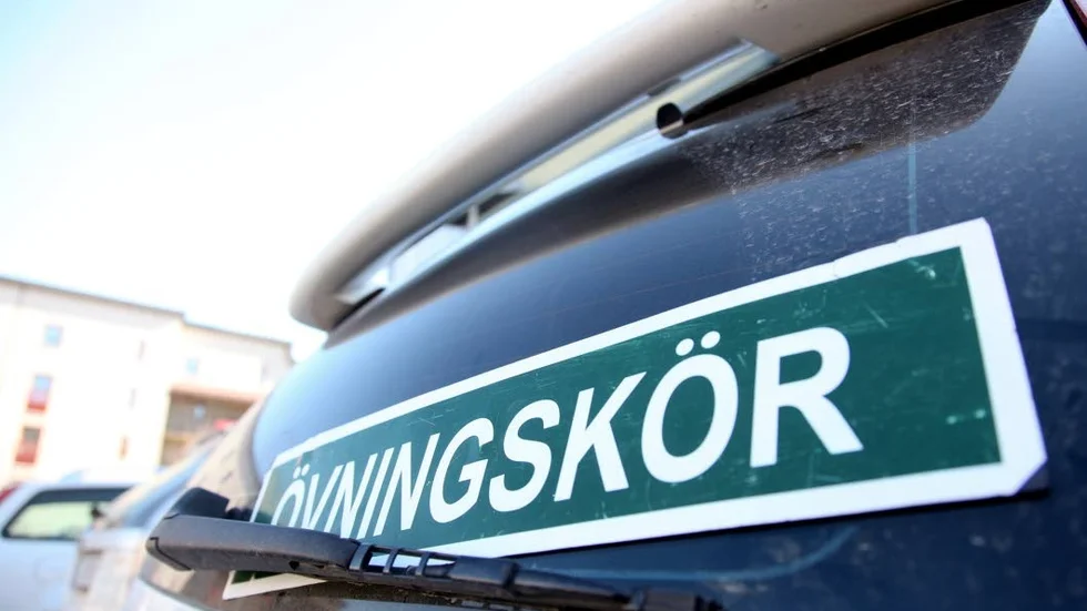 En övningskörare krockade med fyra bilar på en parkeringsplats på Jurastigen. 