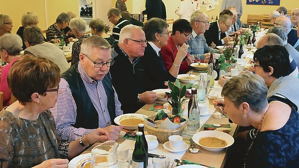 Församlingshemmet i Storebro var helt fullsatt med sopplunchen. Foto: Roelof Stroetinga
