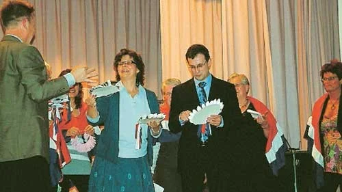 Här tar BSK:s ordförande och kassör emot penninggåvan till klubben, på 70 000 kronor. Foto; Jenn Hultberg
