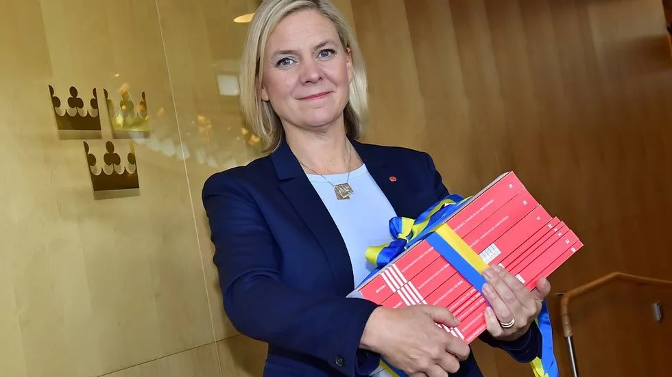 Magdalena Andersson. Med famnen full av valfläsk.