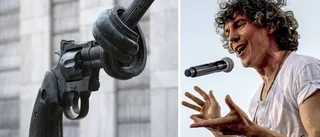 Håkan Hellström visar sin revolver