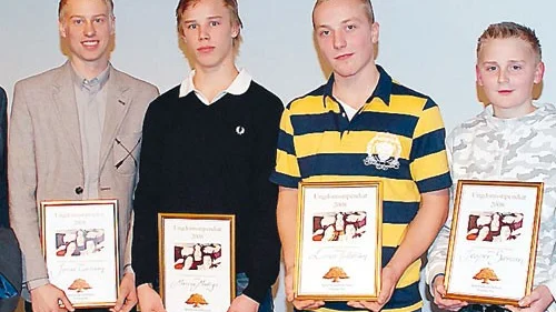 Glada stipendiater. Från vänster Jonas Karlsson, Markus Modigs, Linus Hultström och Jesper Svensson.