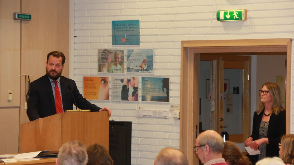 Daniel Blomstedt (M), till vänster, lämnar sitt uppdrag som revisionens ordförande i Tierps kommun.
