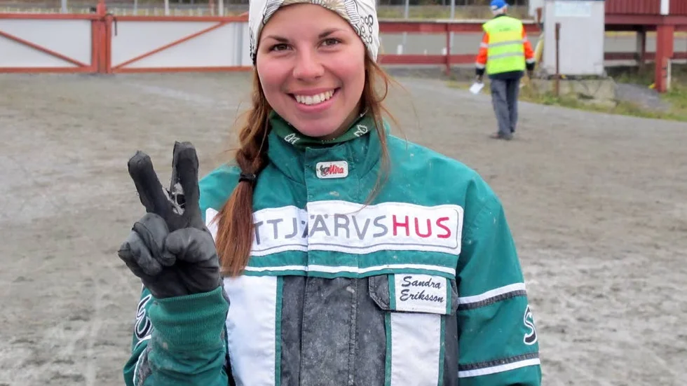 Bodenlärlingen Sandra Eriksson hade all anledning att vara nöjd efter sin sagohelg. I lördags vann hon lärlings-SM på V75 och igår blev hon champion på Skelleftetravet. "Det känns overkligt men det börjar sjunka in", sa Sandra Eriksson.