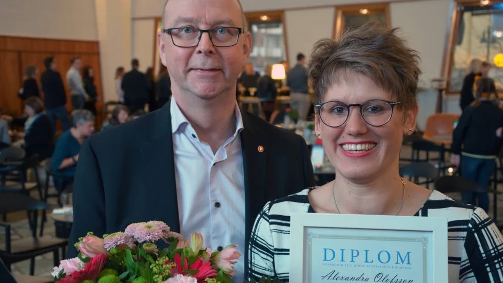 Alexandra Olofsson fick stipendiet av regionsstyrelsens ordförande Glenn Berggård.