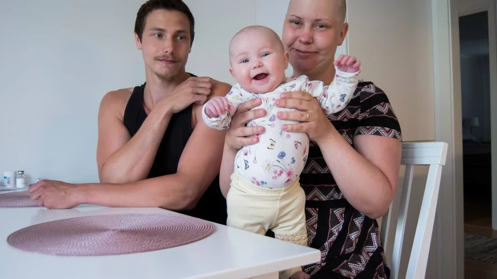 Fram till den 6 september kan William Larsson inkomma med fler uppgifter. Själv tror han att läkarna som behandlade hans sambo Madelene Isaksson i Umeå kan ge en bättre bild av hennes sjukdomsförlopp och tillstånd efter operationen.