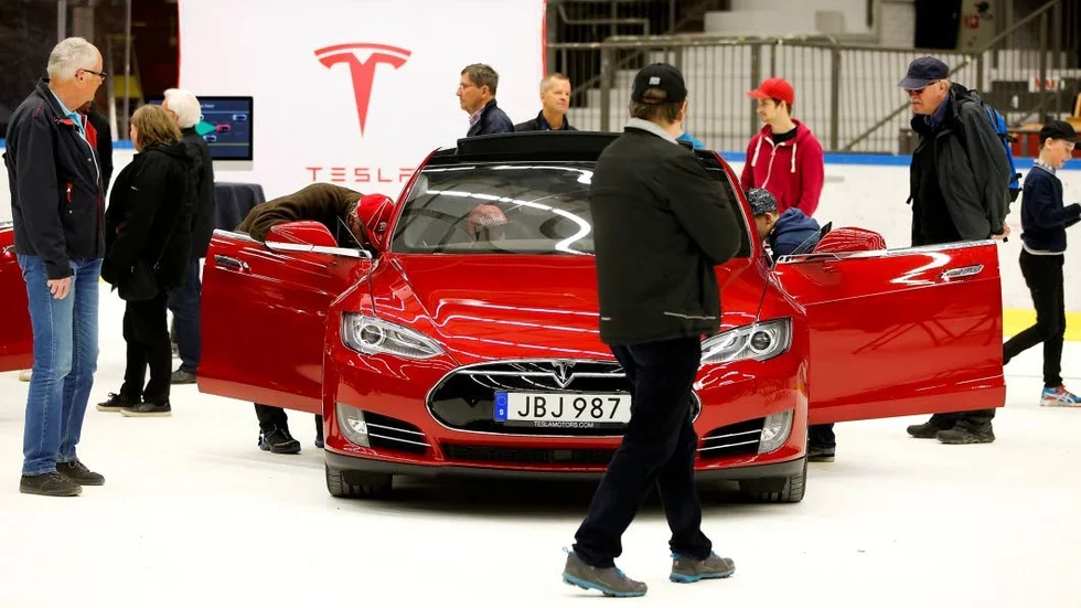 Kraftpaket. Den går på batteri, amerikanska Tesla. Sjuhundra hästar finns under huven och prislappen är kraftfulla 1,5 miljoner. Accerelationen är 3.3 sekunder från o-100.