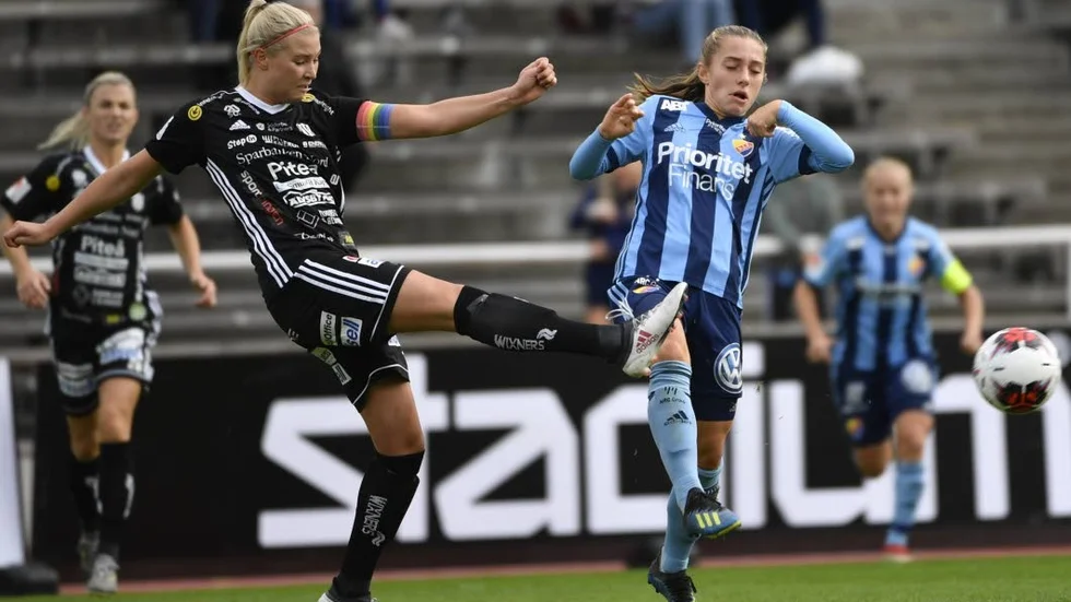 Ellen Löfqvist rensar undan framför Tilde Lindwall. Löfqvists Piteå har skapat sig själ ett riktigt bra läge inför de avslutande fyra matcherna i damallsvenskan.