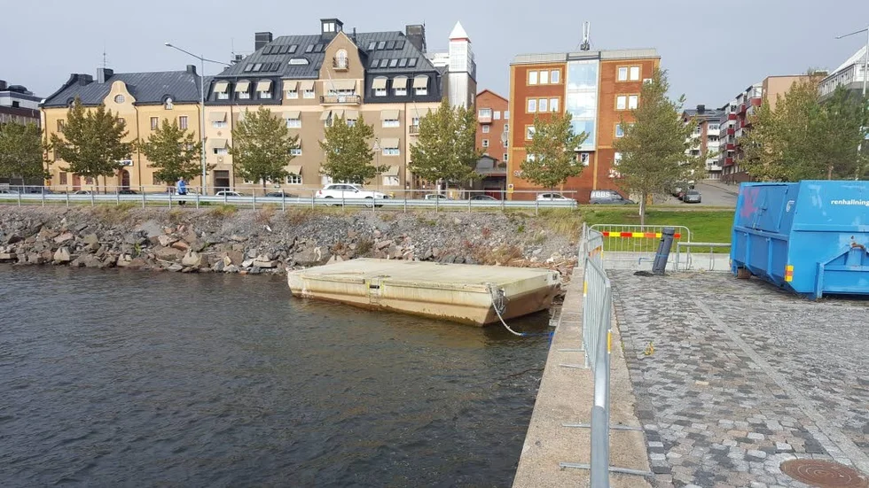 Den drygt 20 ton tunga vågbrytardelen ligger nu fast på botten längst inne i Södra hamn.