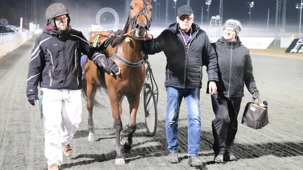 Karl Erik och Catrine Bergströms Orkidé C.D i segerdefilering efter V65-6 på Bodentravet. I sulkyn Malin Viklund.