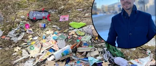 Dumpade leksaker i skogen – nära återvinningen ✓Kim Fält Johansen, 36, gjorde upptäckten: "Tråkigt"