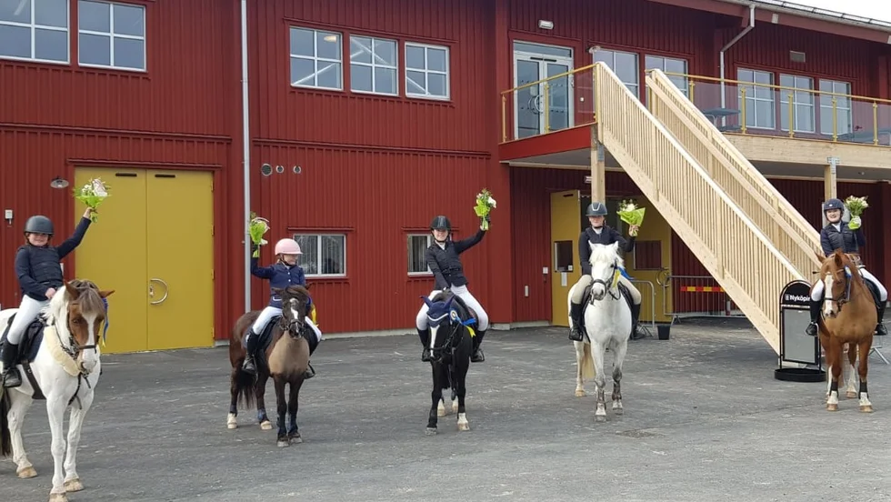 Kiladalens LRF tog hem den första deltävlingen i division 3. Från vänster: Ophelia Mogerud, Ida Ribbegårdh, Teja Carlsson, Tuvalisa Carlsson, Nelly Nyström och lagledare Anna Ribbegårdh 