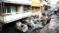 Ett bostadshus på Svartbäcksgatan i centrala Uppsala står på kraftigt förorenad mark. Upp till sex veckor beräknas saneringsarbetet pågå.