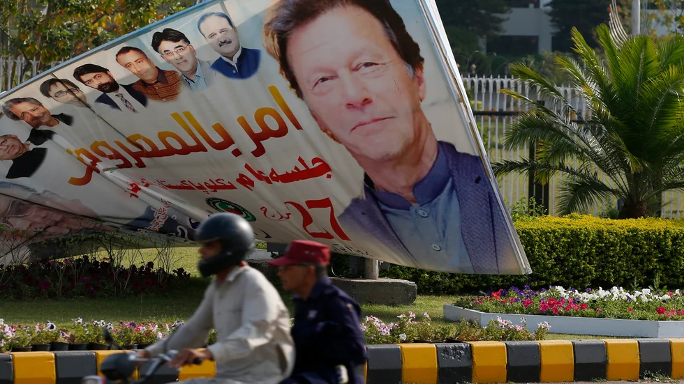 Den politiska situationen i Pakistan har förvärrats de senaste dagarna. Premiärminister Imran Khan tycks vara på fall.