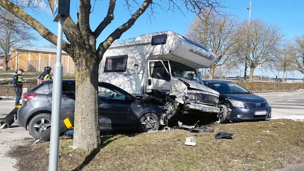En bil körde in i en annan bil och en husbil på Allégatan i Visby.