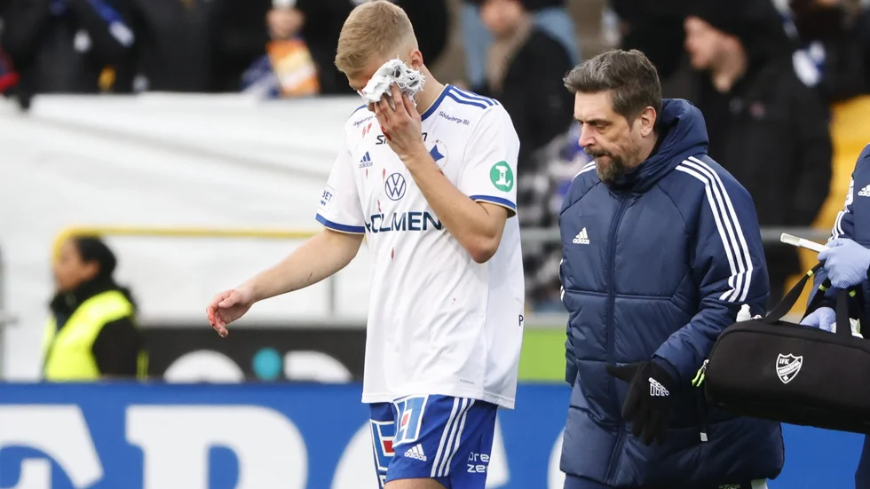 Norrköpings Filip Dagerstål lämnar planen med ett blödande sår efter duellen med Varbergs Alexander Johansson.
