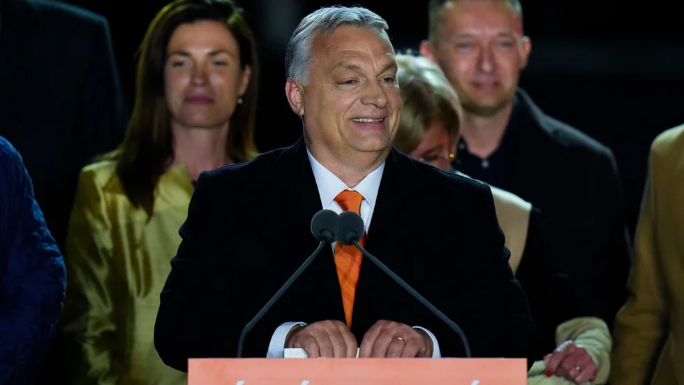 Ungerns premiärminister Viktor Orbán håller sitt segertal i Budapest.