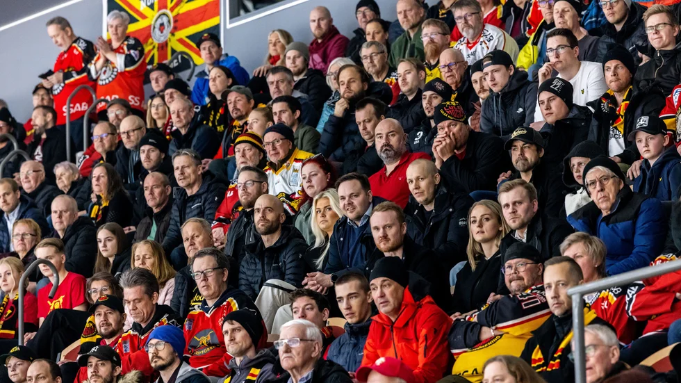 När hela stan kokar inför kvällens match kan det vara svårt att fokusera på annat. Kvällens planerade dborgadialog om skolstrukturen på Notviken flyttades fram. 