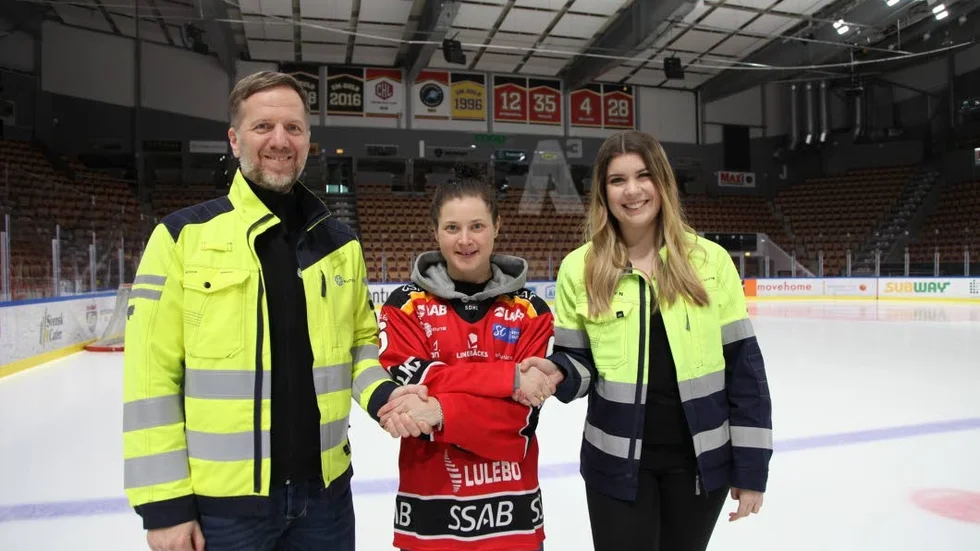 Johan Torgerstad, HR-chef på SunPine, skakar hand med lagkapten Jenni Hiirikoski, tillsammans med Jennifer Nilsson, laborant på Sunpine.