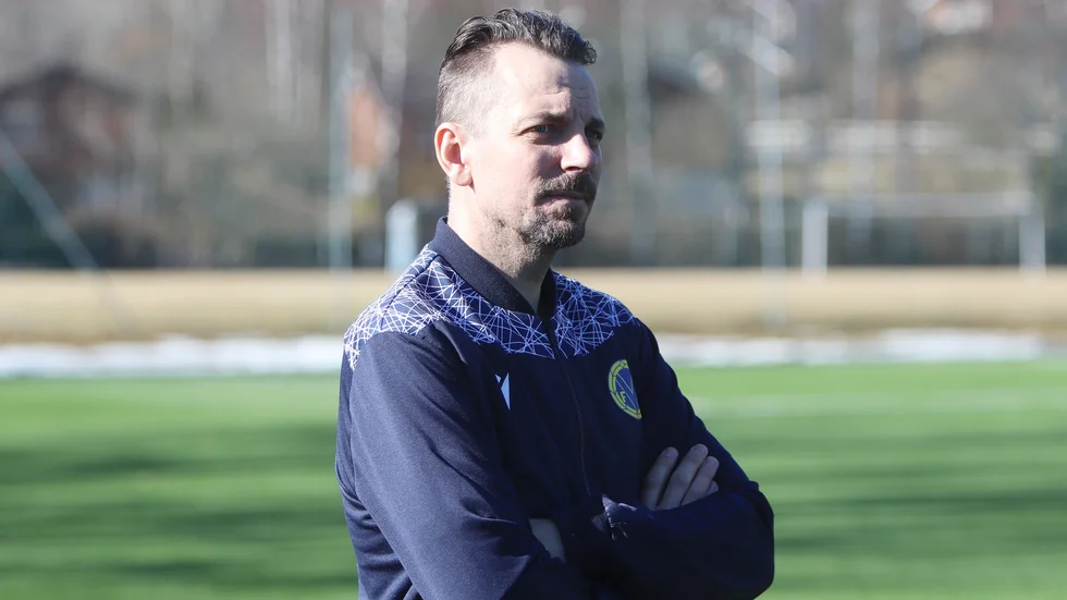Efter bara tre månader får Alexander Holmberg gå som huvudtränare för Värmbols FC. "Jag tror på laget med många bolltrygga spelare, men fick aldrig chansen".