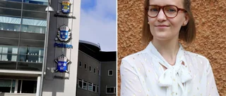 Manifesterar mot sexualbrott utanför polishuset