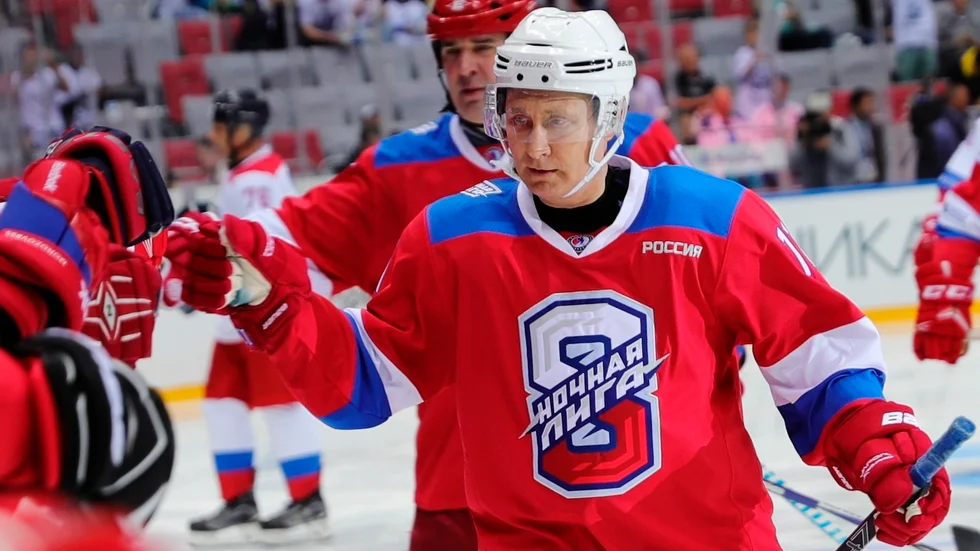 Rysslands president Vladimir Putin spelar gärna ishockey. Nu tvingas KHL-klubbarna att sprida krigspropaganda. Arkivbild.