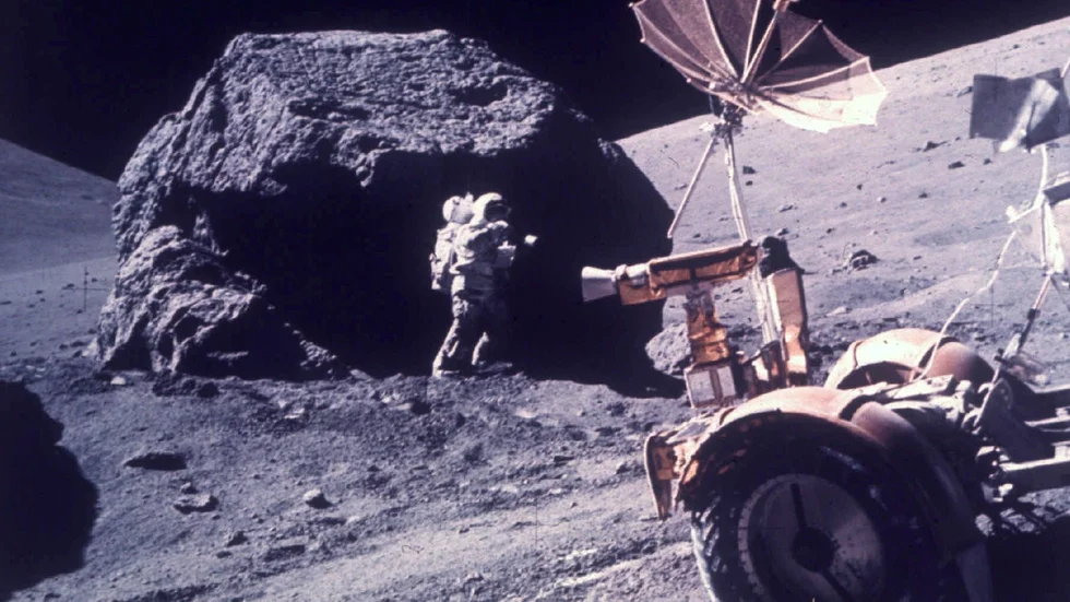Astronaut Harrison Schmitt från Apollo 17 tar prover på månen 1972.