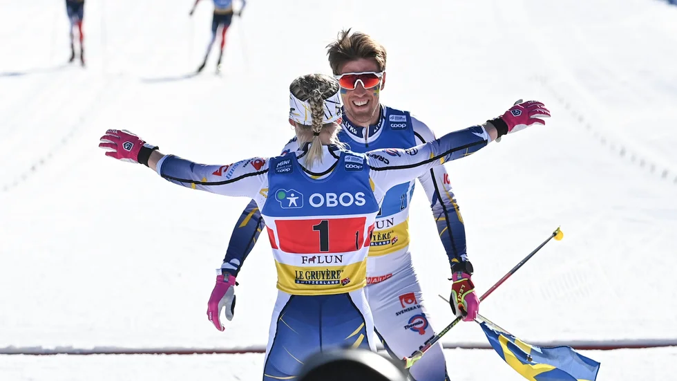 Calle Halfvarsson och Jonna Sundling jublar över segern i mixedstafetten i världscupen i Falun i vintras. Arkivbild.