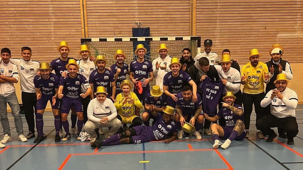Motala FK jublar i guldhattar i Pettersbergsskolan i Västerås.