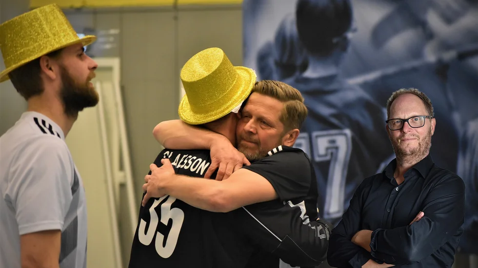 Hjälten. Målvakten Joakim Claesson får en innerlig bamsekram av ledaren Pierre Borell efter vinsten mot Finspång. 