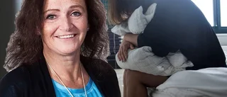 "Intill satt en flicka med sönderskurna armar"