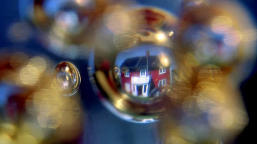 Utsikten för bostadsmarknaden fördunklas av att besked om uppskovsräntan dröjer, skriver artikelförfattarna.