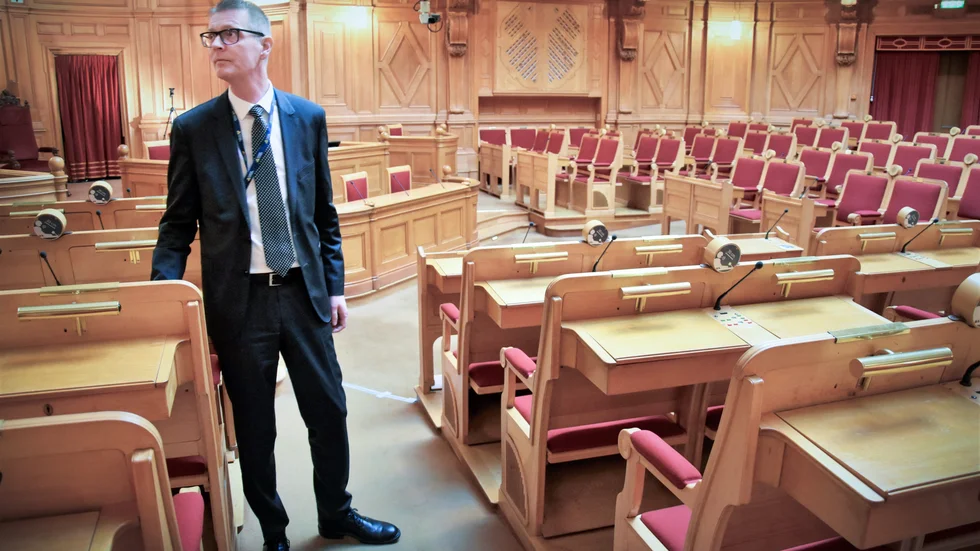 Mattias Karlsson (M) i förstakammarsalen där moderaterna bland annat har gruppmöten.