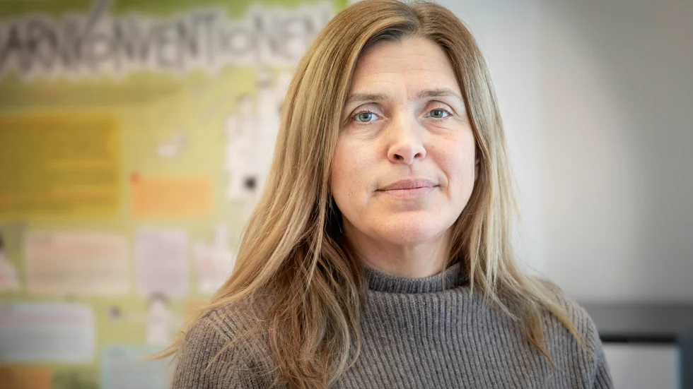 Efter en lång väntan har Jenny Apoy Söderdahl lyckats byta till sig en tid för att förnya sitt pass. Därmed kan familjen resa till Spanien för att fira Jennys mammas 70-årsdag.