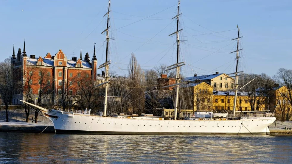 Få är det väl som i Stockholm har missat det vita skeppet och tillika vandrarhemmet af Chapman.  Men vem var egentligen af Chapman?