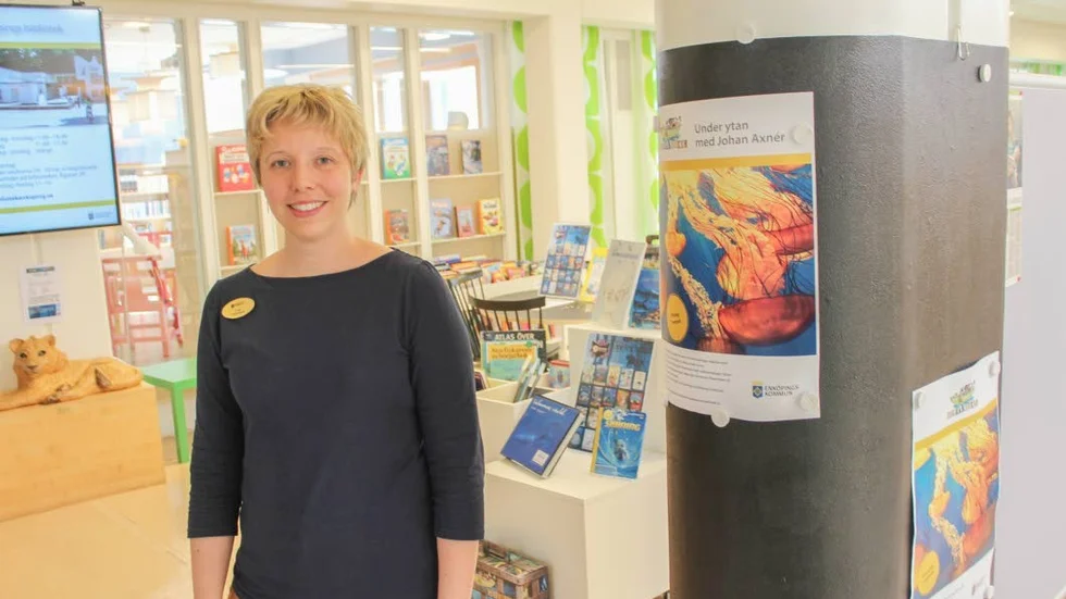 Lindy Strandarv är bibliotekspedagog på Enköpings bibliotek. Här finns det gott om saker att hitta på under sommarlovet.